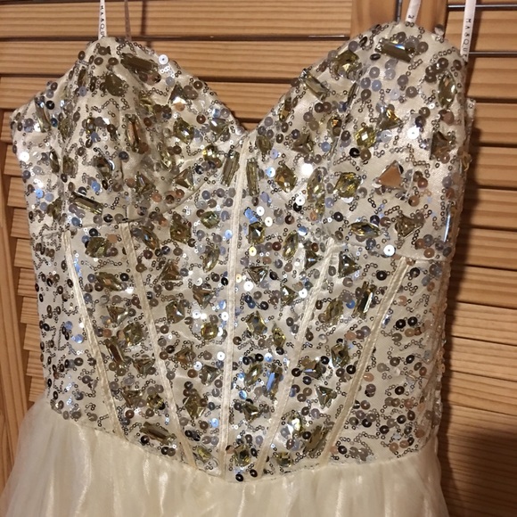 This is an exquisite gown. It’s ready for dancing. - Picture 3 of 8